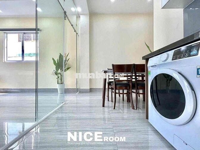 Căn hộ 1Pn tách bếp cửa kính view city, full nội thất, gần Landmark,Q1