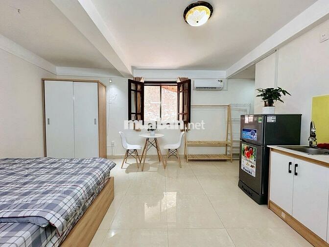 Cho thuê căn hộ full nội thất cửa sổ thoáng, thang máy, mặt tiền,  Q3