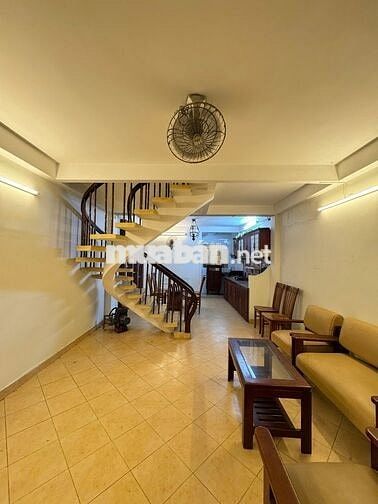 HÀNG HIẾM HẺM XE HƠI 8M NGAY KHU VỰC Q3