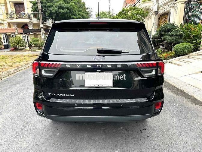 Ford Everest Titanium 4x2 AT 2024 sơn zin 99%