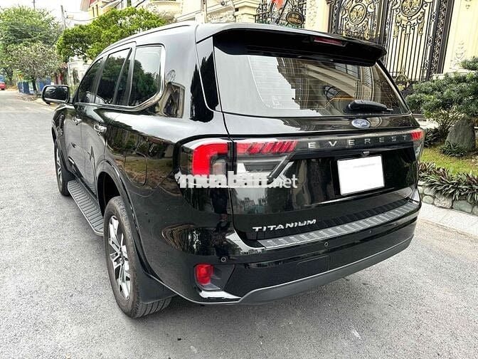Ford Everest Titanium 4x2 AT 2024 sơn zin 99%
