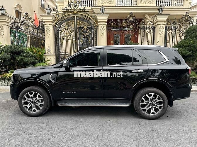 Ford Everest Titanium 4x2 AT 2024 sơn zin 99%