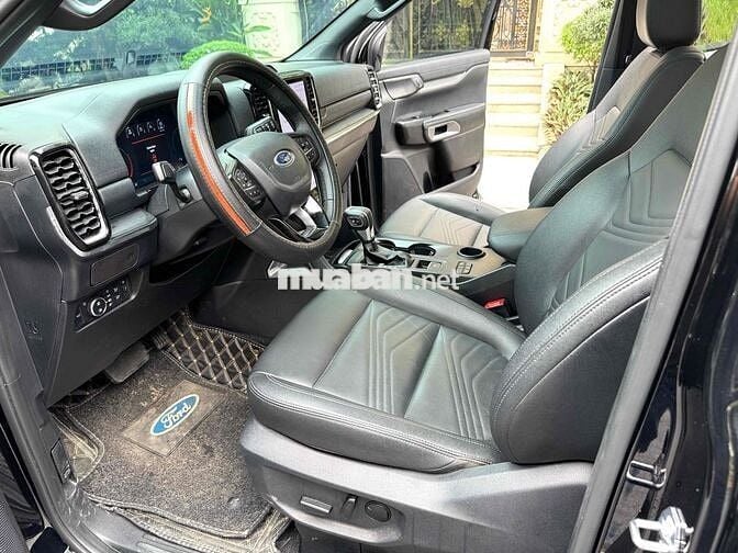 Ford Everest Titanium 4x2 AT 2024 sơn zin 99%