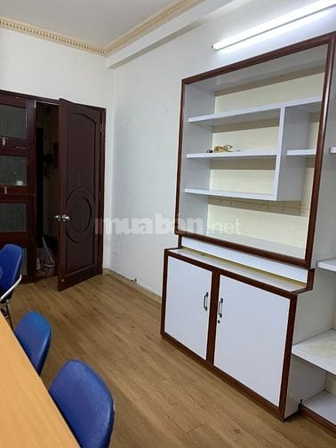 Cho thuê văn phòng lầu 2, ngay mặt tiền đường Hoa, Phú Nhuận