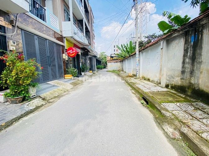 Nhà đúc 3 lầu hẻm xe tải thông,sổ Hồng riêng