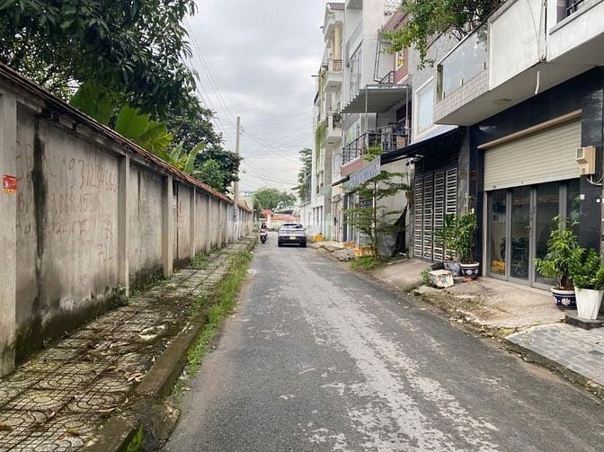 Nhà đúc 3 lầu hẻm xe tải thông,sổ Hồng riêng