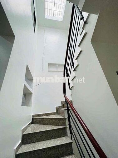 CHO THUÊ NHÀ 1T1L 2PN2WC HXH ĐƯỜNG SỐ 8 SÂN ĐẬU XE HƠI SẲN 2ML