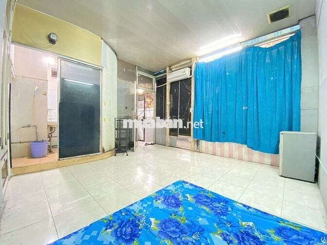 Phòng 20m2, ban công, máy lạnh, tủ lạnh....