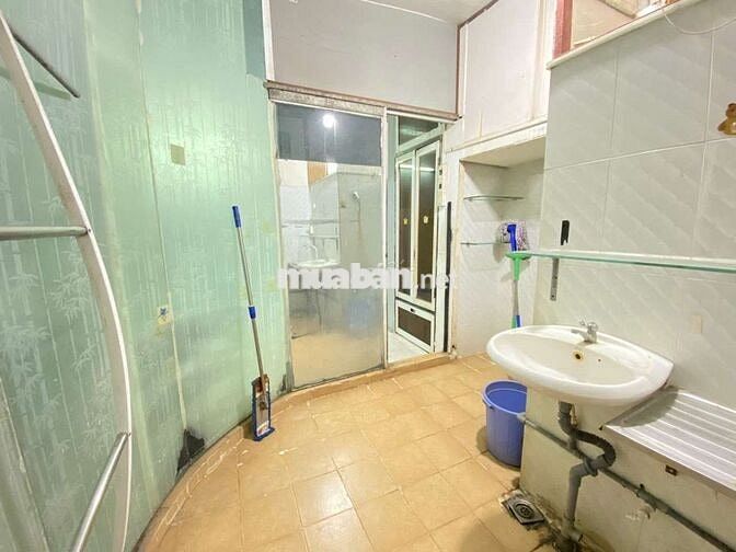 Phòng 20m2, ban công, máy lạnh, tủ lạnh....