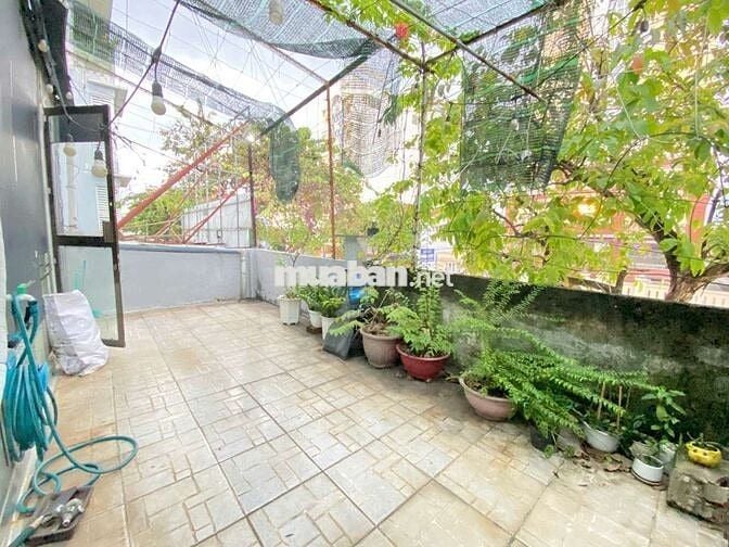 Phòng 20m2, ban công, máy lạnh, tủ lạnh....