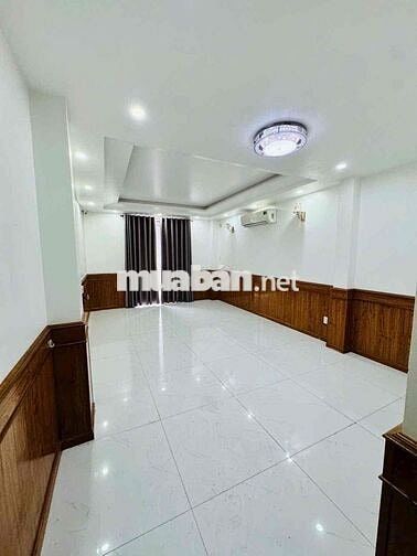 Căn hộ ban công thoáng mát , nhà mới. Vào ở liền...