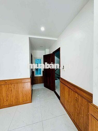 Căn hộ ban công thoáng mát , nhà mới. Vào ở liền...