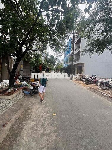 BÁN NHÀ SHR NGAY CHỢ TKTQ. SỔ VUÔNG VỨC 0 LỘ GIỚI. Ô TÔ NGỦ TRONG NHÀ