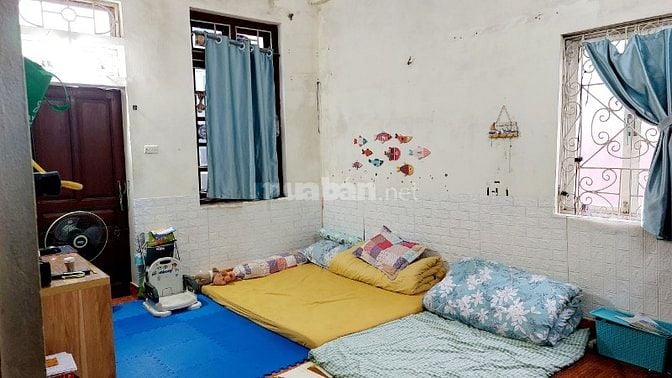 Cho thuê phòng 45 m2 riêng biệt tầng 4 phố Đào tấn