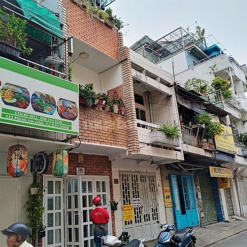 Mặt tiền Phùng Văn Cung (2 tầng DT: 3,1mx14m). Giá 9,5 tỷ