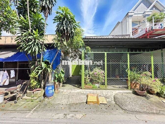 Nhà 123m cấp 4 gác lửngbđường thông gần chợ Đông Hòa Dĩ An