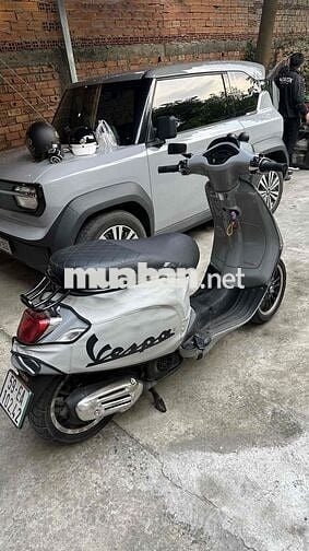 Vespa trùm mền nữ chạy kĩ
