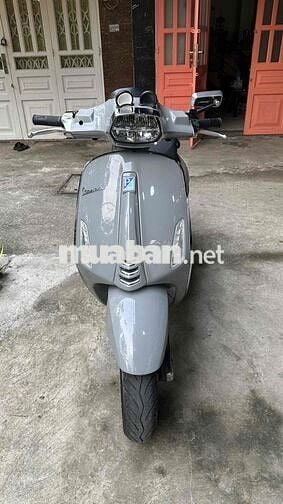 Vespa trùm mền nữ chạy kĩ
