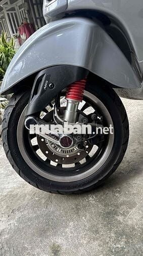 Vespa trùm mền nữ chạy kĩ