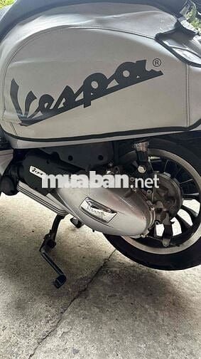 Vespa trùm mền nữ chạy kĩ