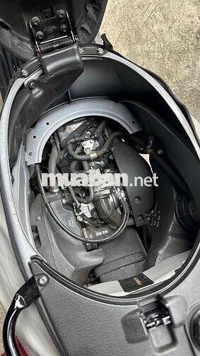 Vespa trùm mền nữ chạy kĩ