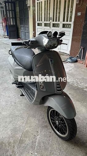 Vespa trùm mền nữ chạy kĩ