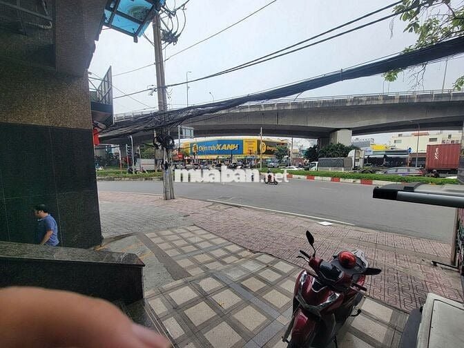 Cho thuê vĩa hè ,lề đường bán đồ mang đi trước khách sạn ngay ngã tư