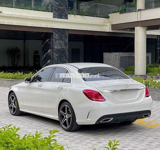 Mercedes-Benz C300 AMG 2016 đi chuẩn 7v miles