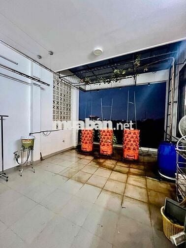 Nhà Mới Sạch Đẹp DT 200m2 1Trệt 2Lầu 3Pn 4Wc Sân Thượng Hẻm Xe Tải