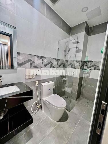 Nhà Mới Sạch Đẹp DT 200m2 1Trệt 2Lầu 3Pn 4Wc Sân Thượng Hẻm Xe Tải