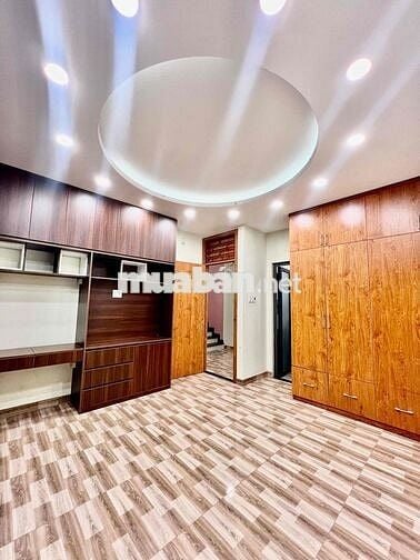 Nhà Mới Sạch Đẹp DT 200m2 1Trệt 2Lầu 3Pn 4Wc Sân Thượng Hẻm Xe Tải