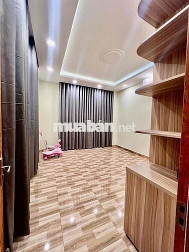 Nhà Mới Sạch Đẹp DT 200m2 1Trệt 2Lầu 3Pn 4Wc Sân Thượng Hẻm Xe Tải