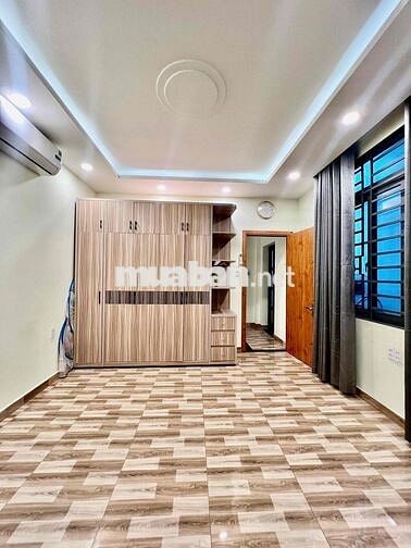 Nhà Mới Sạch Đẹp DT 200m2 1Trệt 2Lầu 3Pn 4Wc Sân Thượng Hẻm Xe Tải