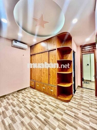 Nhà Mới Sạch Đẹp DT 200m2 1Trệt 2Lầu 3Pn 4Wc Sân Thượng Hẻm Xe Tải