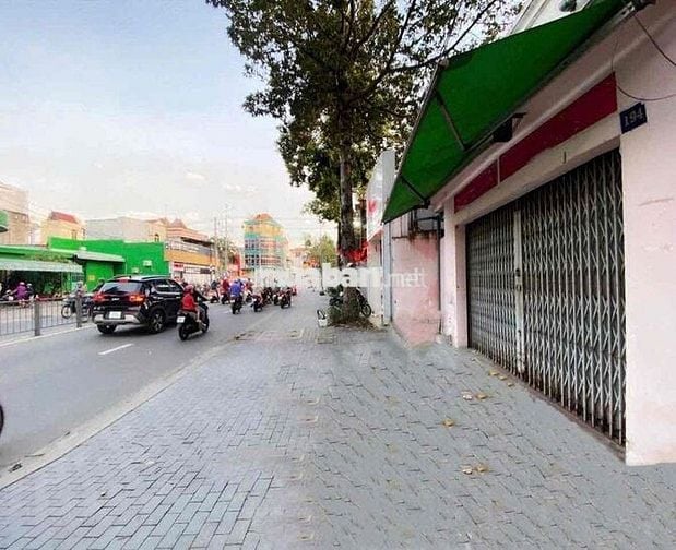 Bán đất tăng nhà cấp 4 Mặt tiền Lê Hồng Phong , Phú Lợi sát ngã tư