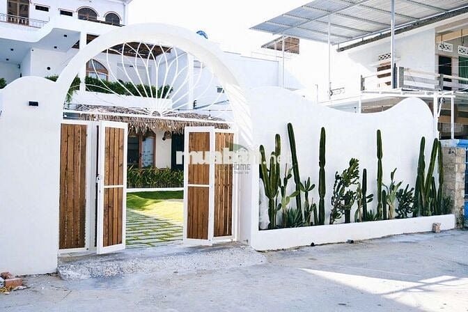 CHO THUÊ VILLA SÂN VƯỜN GẦN BIỂN 3 PHÒNG FULL NỘI THẤT KHU PHÍA BẮC