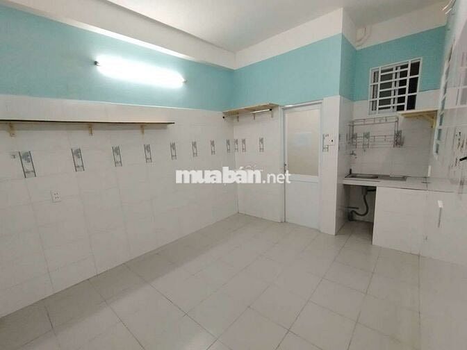 Phòng trọ trong nhà nguyên căn mặt tiền đường Nguyễn Xí