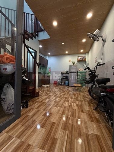  3,38 Tỷ Nhà DBT cách hxh 20 mét NGANG 4 X 5,6 ( trệt lầu ban công )