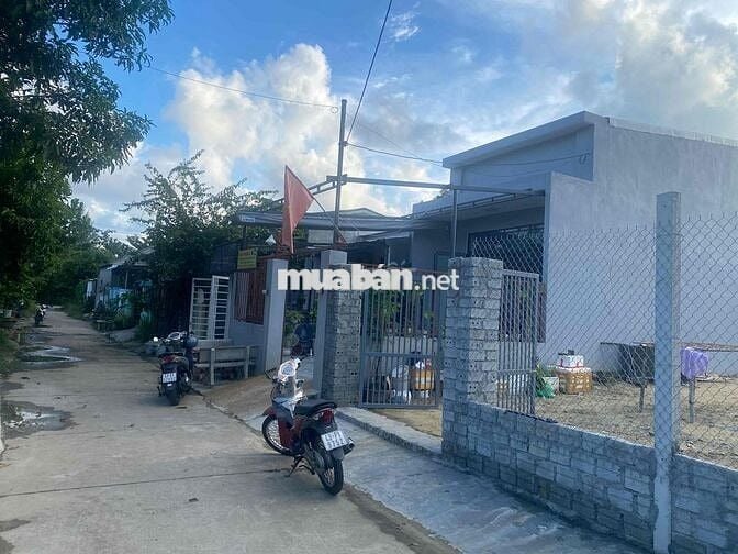 nhà 2 tầng đẹp kèm theo lô đất bên cạnh giá tốt