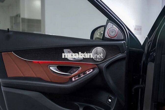 Mercedes GLC300 4Matic bản update V1 2022