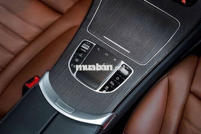 Mercedes GLC300 4Matic bản update V1 2022