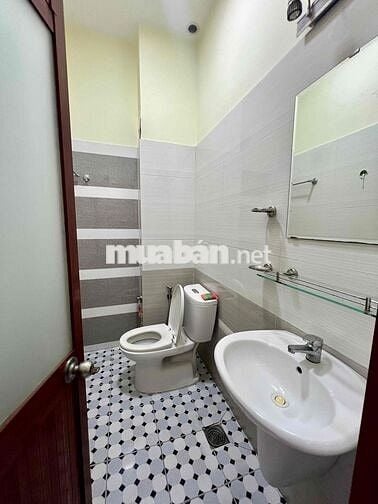 Nhà Sạch DT 120m2 1Trệt 1Lầu 2Pn 3Wc Hẻm Xe  Ôtô Đậu Nhà Gần Rạch Gia