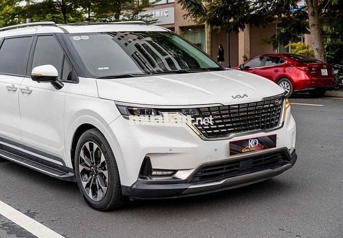 Carnival Signature 3.5 xăng Sx 2023 màu trắng