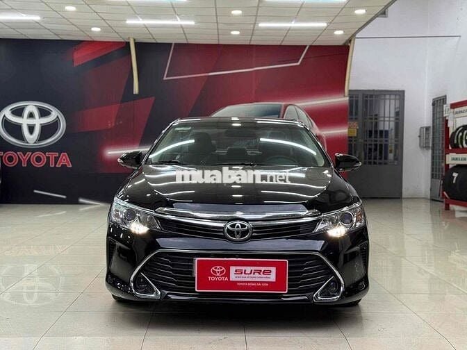 Toyota Camry 2.0E màu đen nội thất kem 2017 xe zin