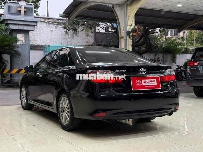 Toyota Camry 2.0E màu đen nội thất kem 2017 xe zin