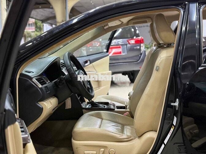 Toyota Camry 2.0E màu đen nội thất kem 2017 xe zin