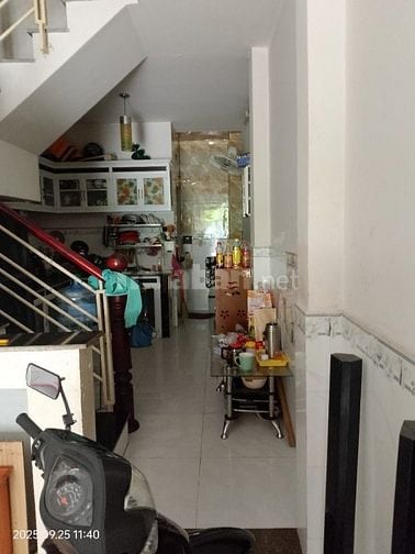 Nhà mặt tiền đường khu dân cư đông 