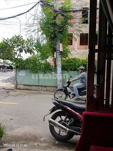 Nhà mặt tiền đường khu dân cư đông 