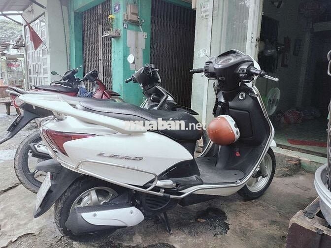 Honda Lead màu Trắng nữ sinh đi học