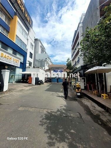 Nhà đường trước thèm to ô tô đậu trước nhà